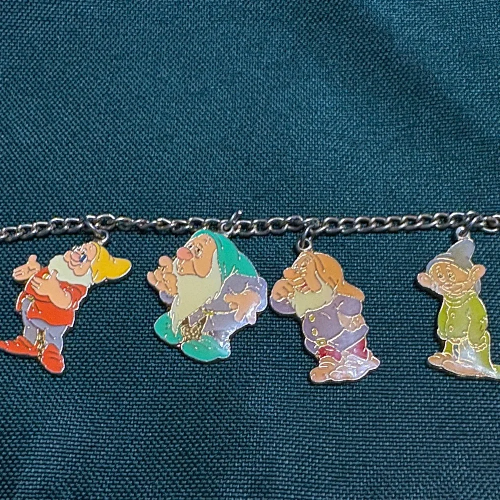 Charming Seven Dwarfs gold tone charm bracelet - Picture 4 of 6